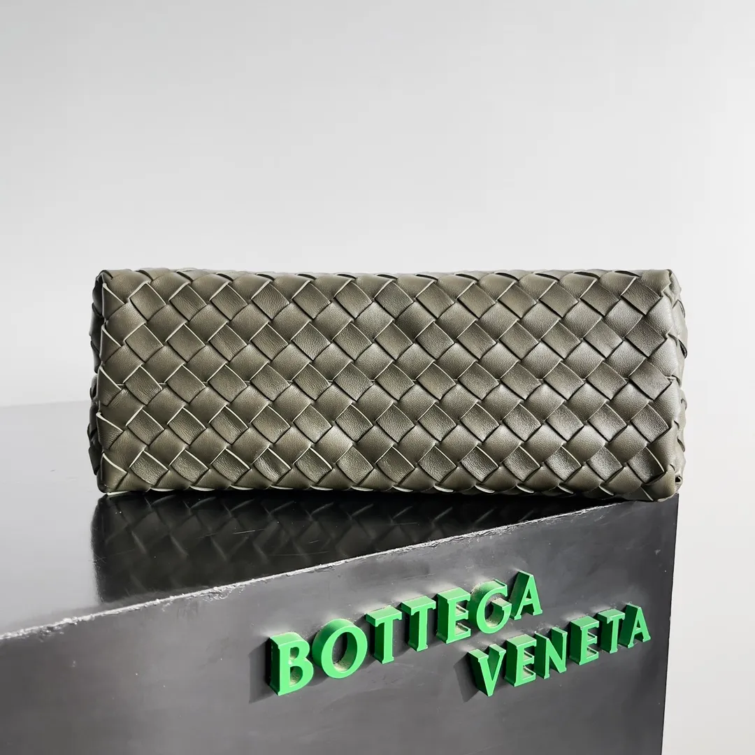The 2023 new Andiamo batch of 2260 BV has been shipped‼ ️Really popular🔥The new Andiamo woven handbag launched by Bottega Veneta this season is really popular all over the world! ! Celebrities at home and abroad have worn it, and Oscar-winning actress Michelle Yeoh has taken it out on the street. Song Jia, Trai Yara, Yu Feihong, Sanji Ayaka, Rosie Hunting-Whiteley, Yoshioka Riho, etc. have all picked up this bag. It is classic and versatile, showing off its temperament, and the bag capacity is also large, which is very convenient for daily commuting! ! A variety of carrying methods, the shoulder straps can be adjusted by yourself, the original lambskin feels soft and delicate, and the unisex style breaks gender boundaries and brings a more practical and long-lasting use experience. Andiamo has both elegant and casual styles, which perfectly interprets "fashionable old money style". Style number: 743572 Size: 32*24*12